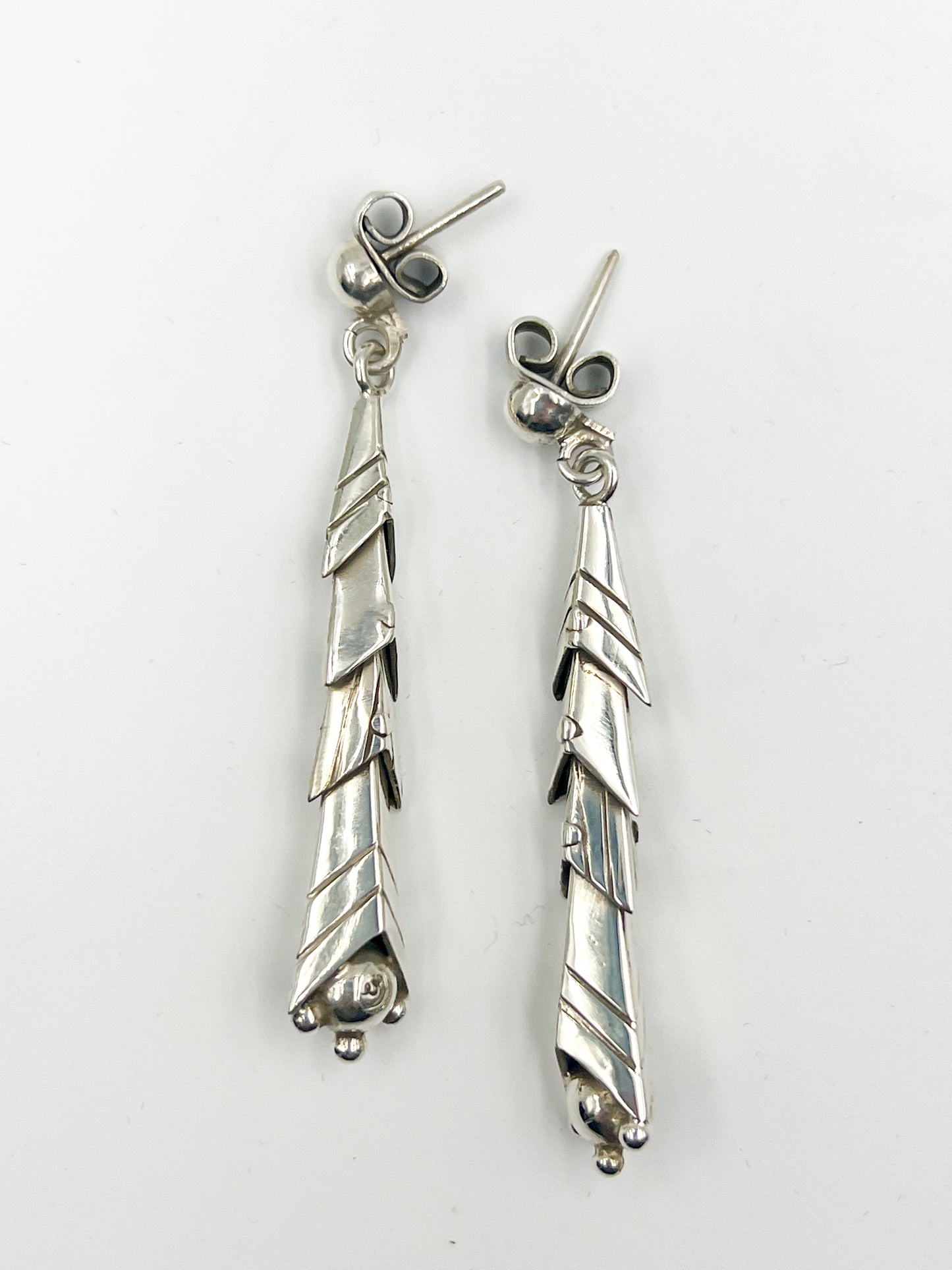 Get your hands on these awesome Spratling Silver Arrow Earrings! These post drop earrings have been crafted with sterling silver and bear the official Mexican registry mark TS-24, along with a replica of an older Spratling hallmark.