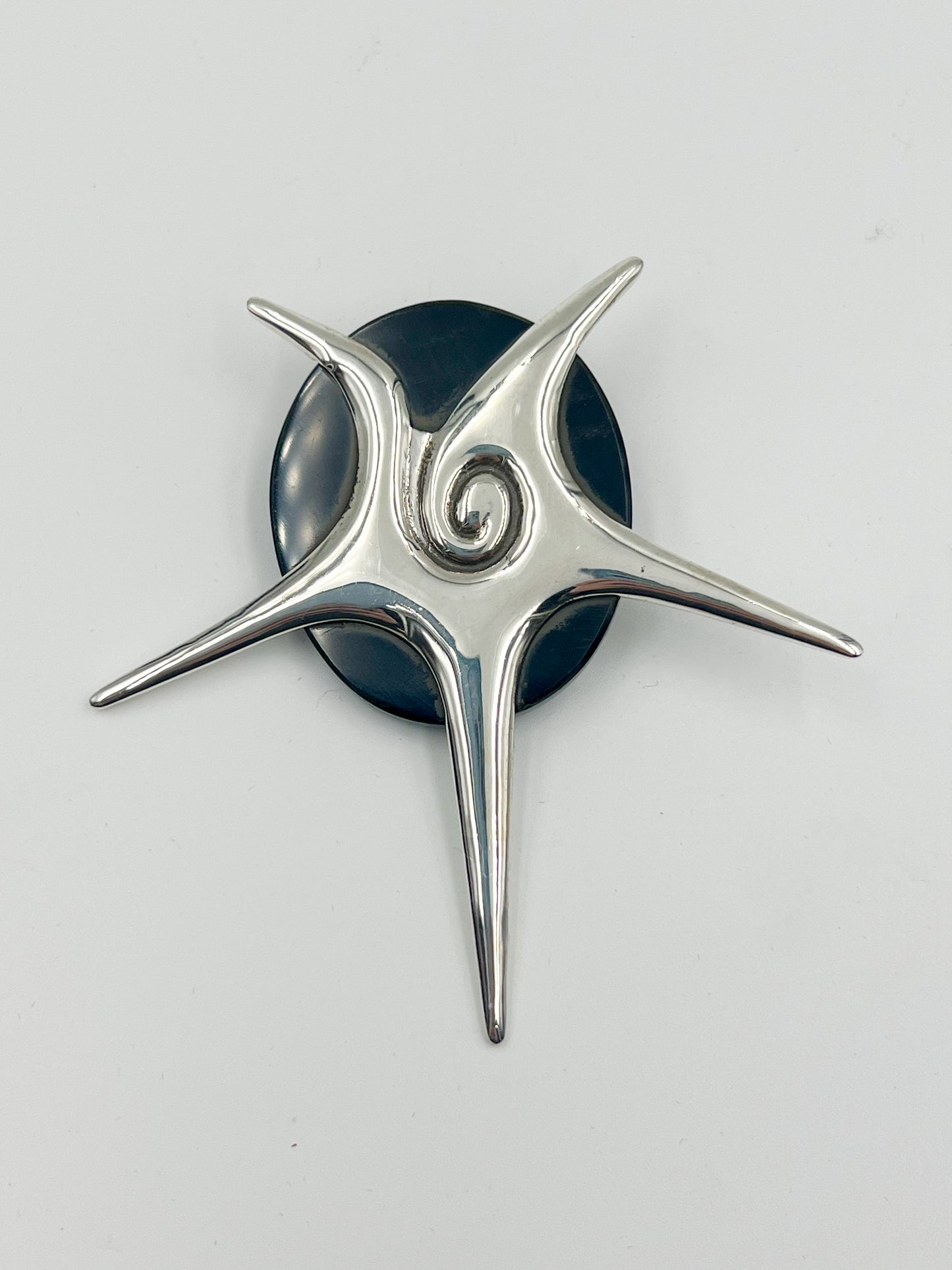 Get ready to shine and have some fun with this Spratling Silver Obsidian Starfish Pin! Dare to be different with this quirky and stylish addition to your accessories collection.